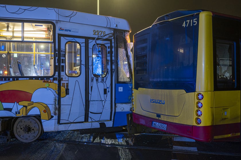Tramwaj nr 10 wjechał w bok autobusu nr 107. Cztery osoby są lekko ranne